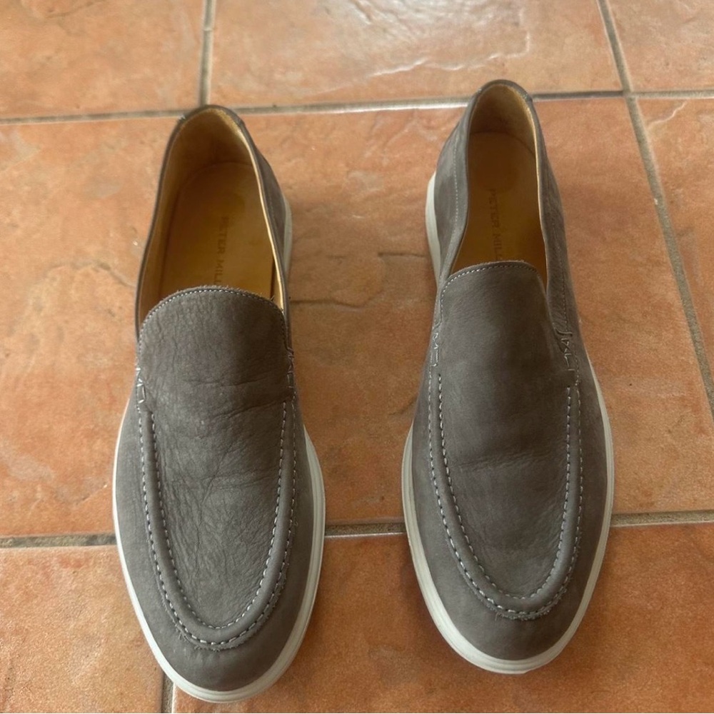 PETER MILLAR • LOAFERS 
• Genuine leather upper in gray
• Made in Brazil